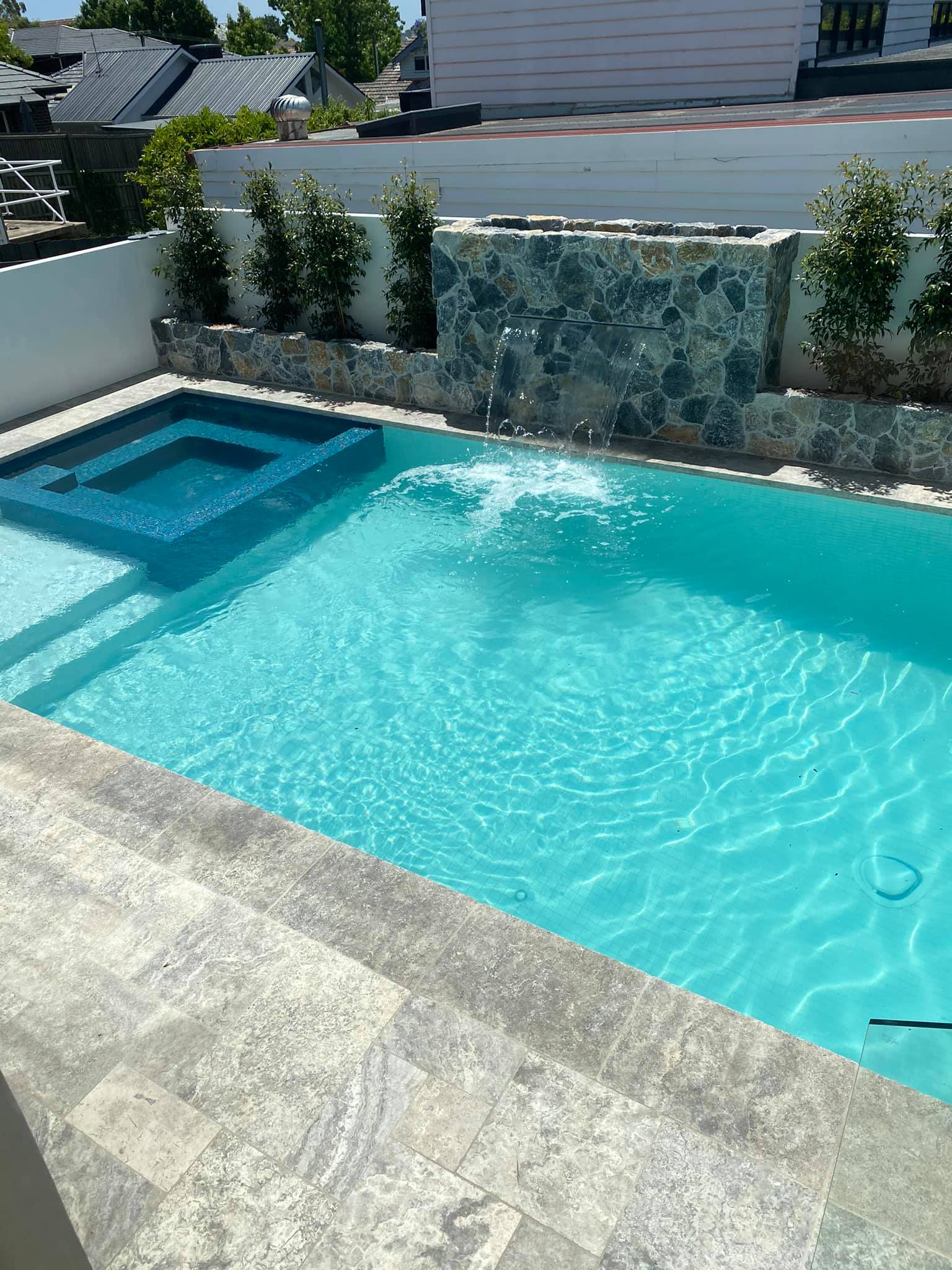 Concrete inground swimming pool