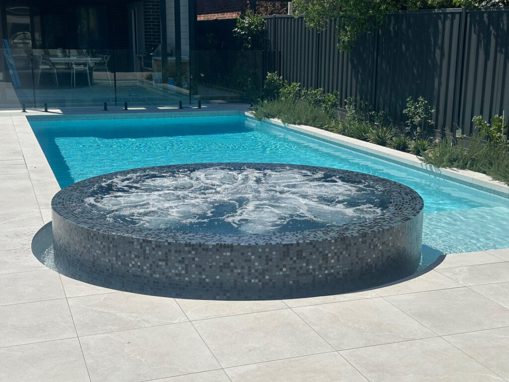 Round spa pool Venetian Pools