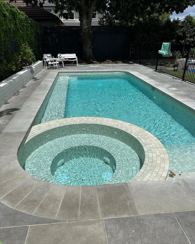 Round spa pool Venetian Pools